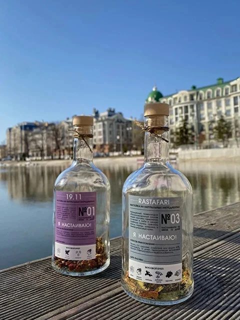 Бутылка «RASTAFARI» с сухими ингредиентами для настойки